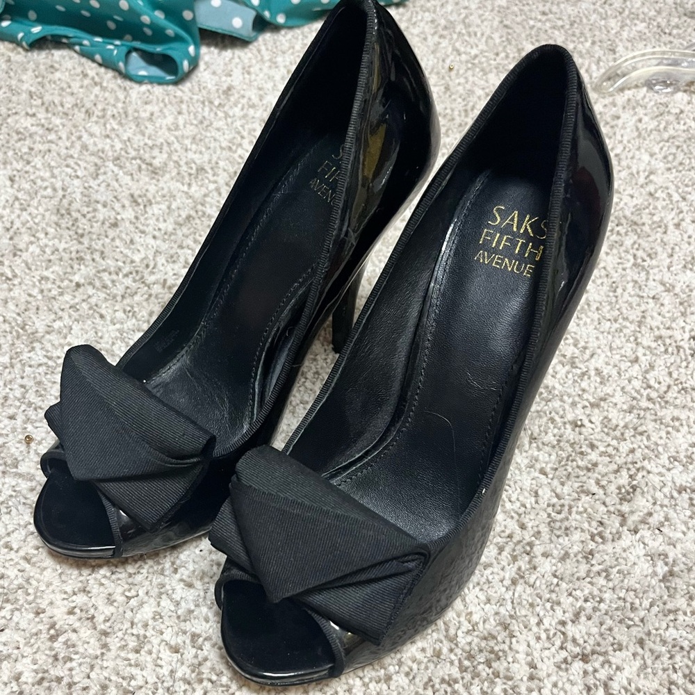 Gorgeous Saks Fifth Avenue black patent heels, 7